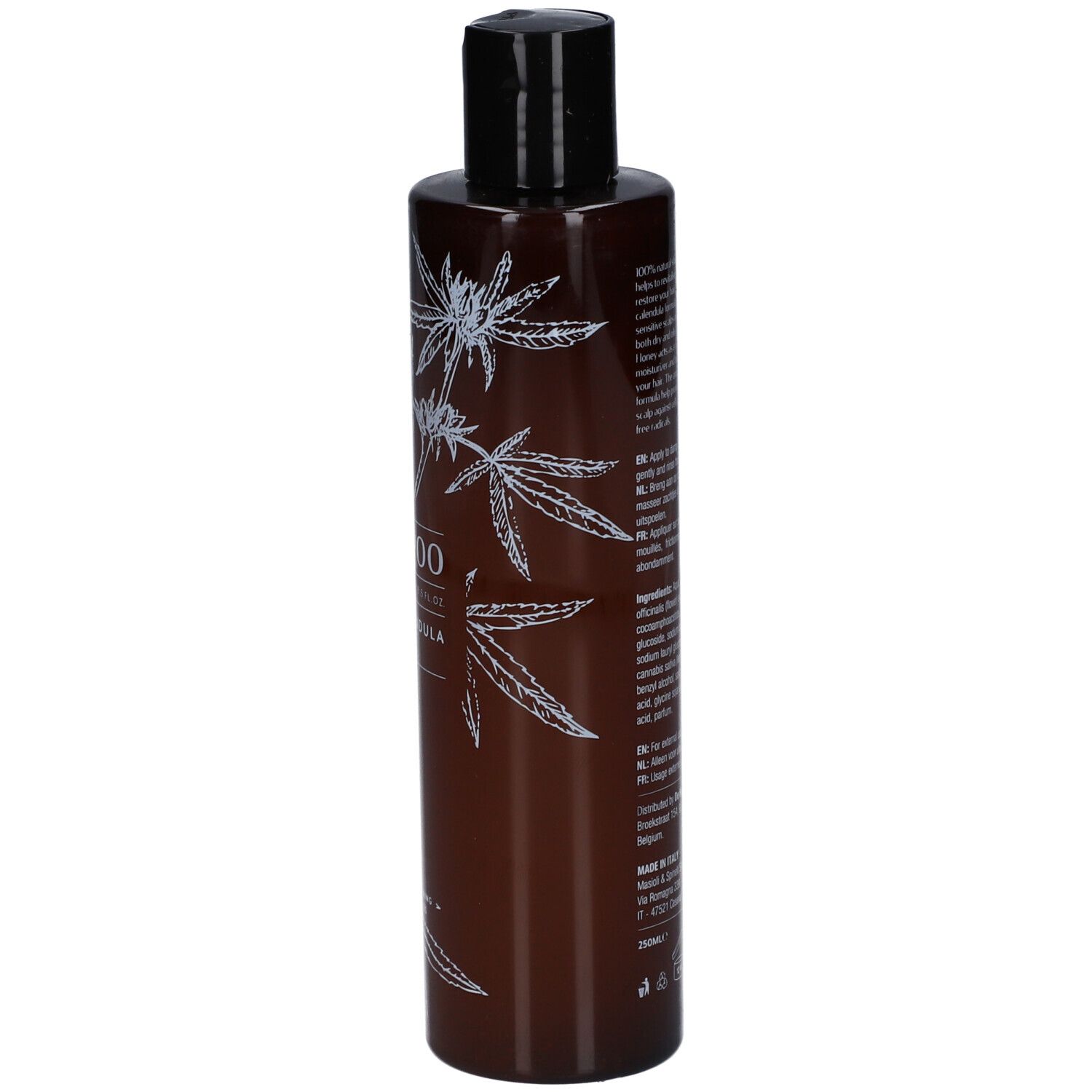 Bruine shampoo fles met zwarte dop. Witte tekst en henneptak decoratie. Zijaanzicht van het product.