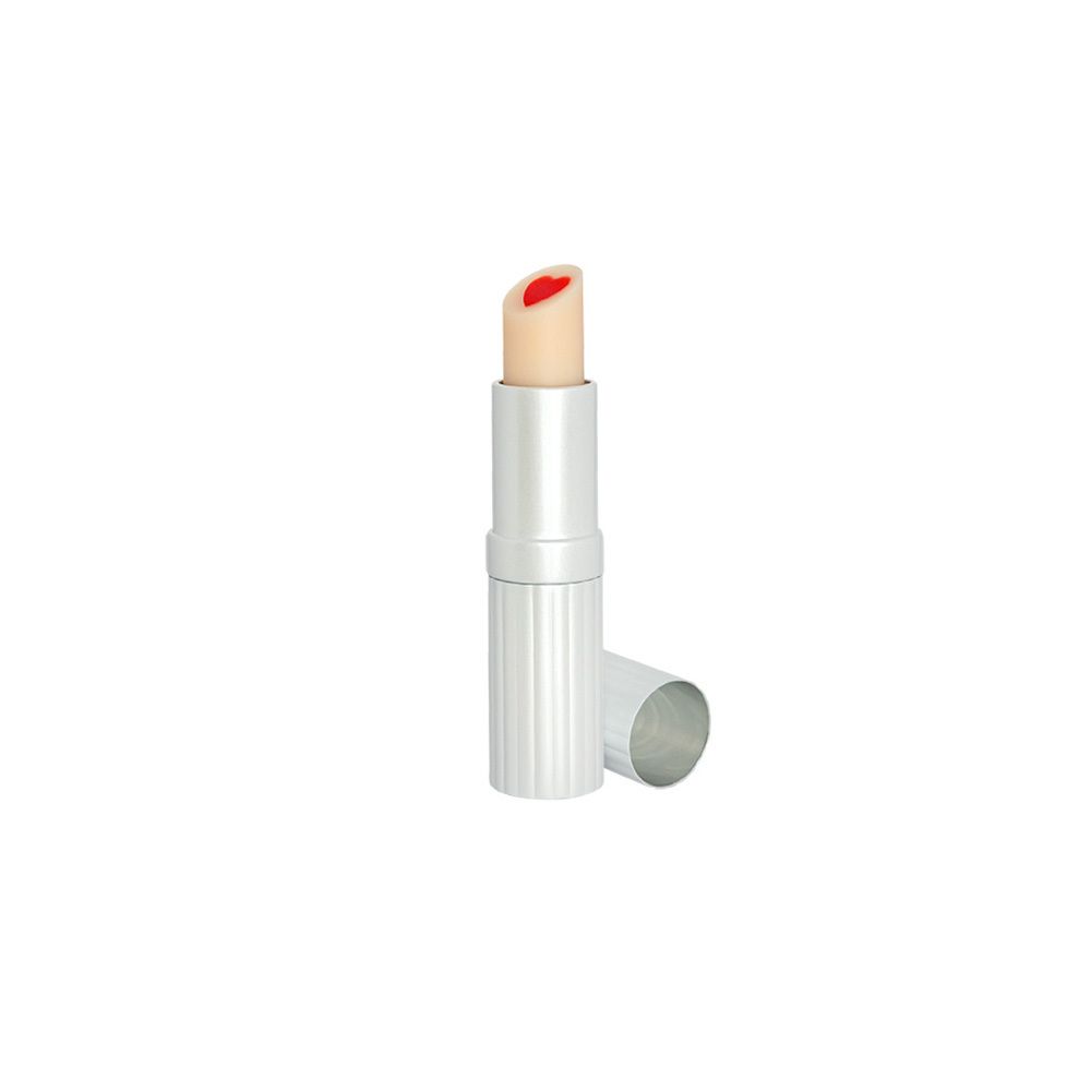 Baume à lèvres ouvert. Récipient blanc cannelé. Bâton de baume à lèvres avec pointe rouge. Fond blanc.