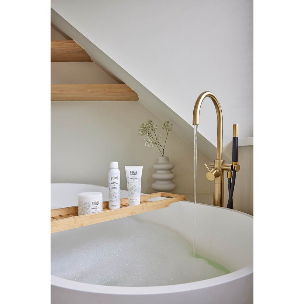 Witte pot THERME Zen White Lotus Body Butter. Opschrift en lotusbloem illustraties.