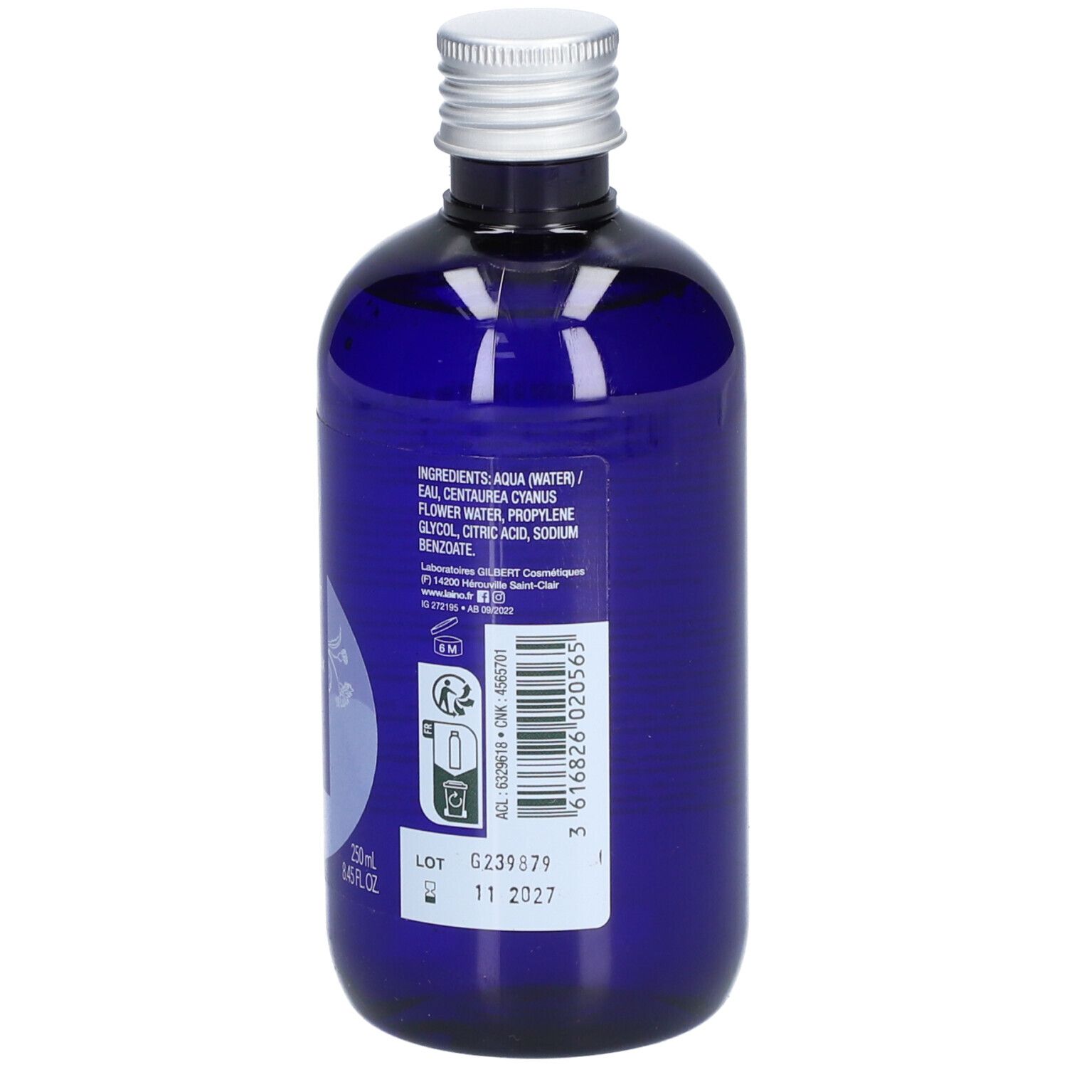 Rückseite einer blauen Flasche mit silbernem Deckel. Enthält Inhaltsstoffe: Aqua, Centaurea Cyanus Flower Water, Propylene Glycol, etc. Mit Chargennummer.