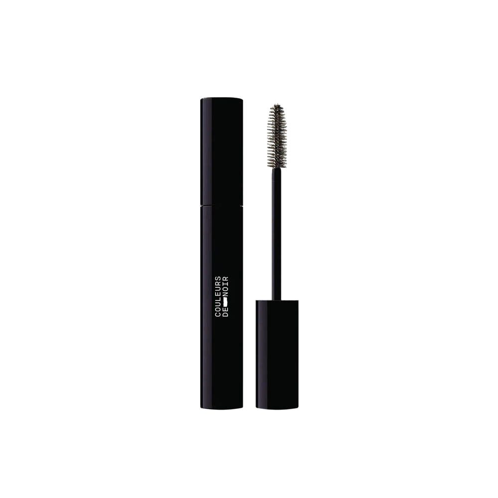 Tube de mascara noir avec brosse. Texte: COULEURS DE NOIR. Brosse avec poils bruns.