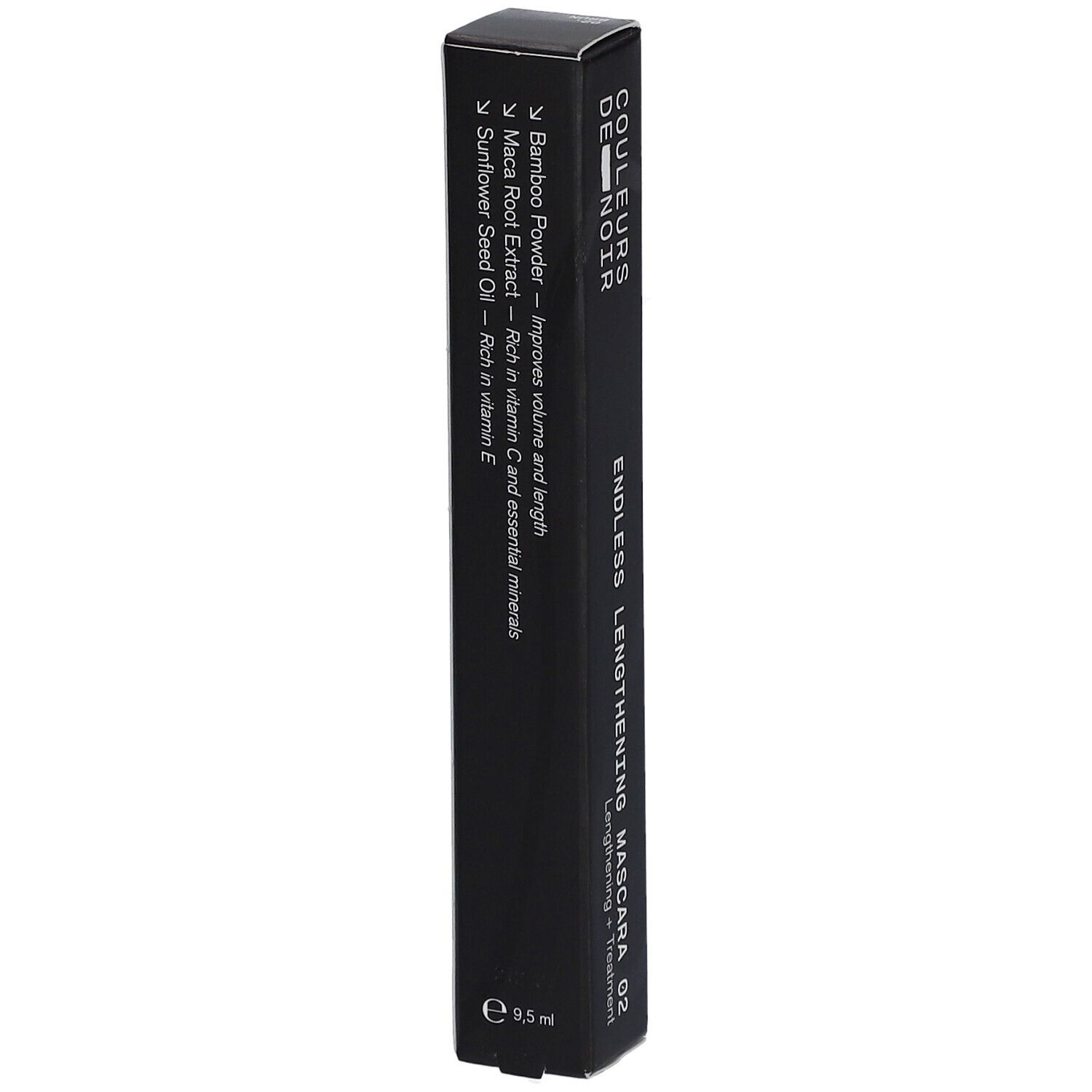 Emballage de mascara noir. Texte: COULEURS DE NOIR, ENDLESS LENGTHENING MASCARA 02. Ingrédients: poudre de bambou, extrait de racine de maca, huile de tournesol.