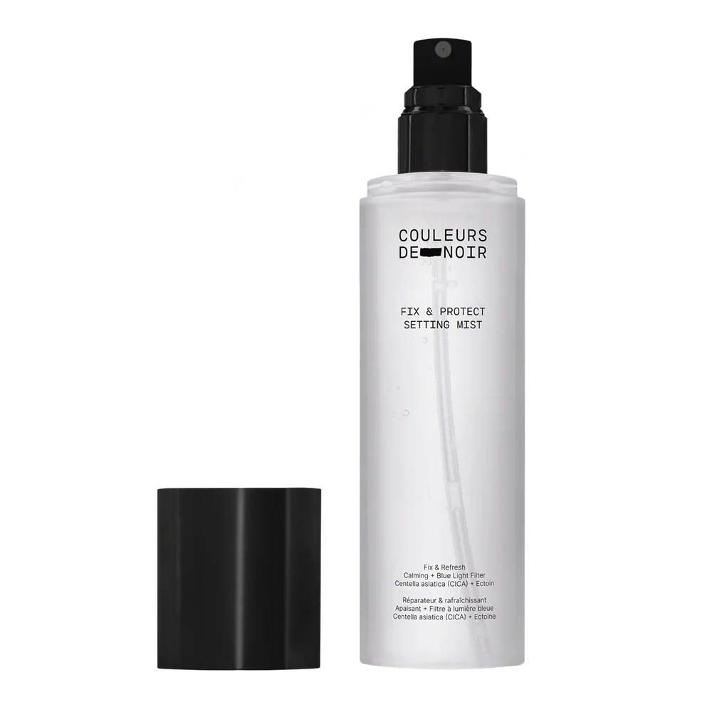 Flacon de spray avec bouchon noir. Inscription: Fix & Protect Setting Mist, Les Couleurs de Noir.