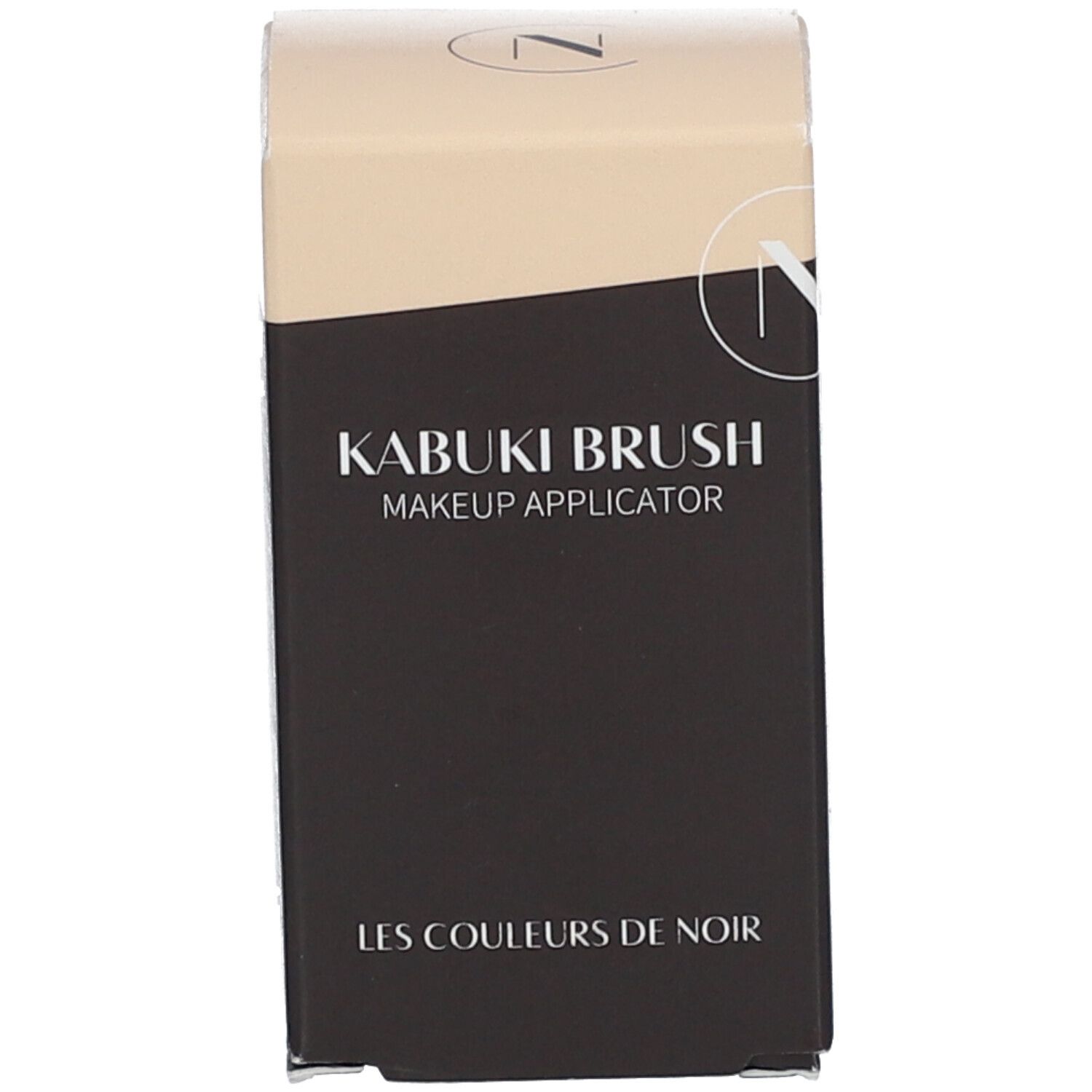 Emballage avec pinceau Kabuki. Boîte noire avec texte blanc et logo 'N'.