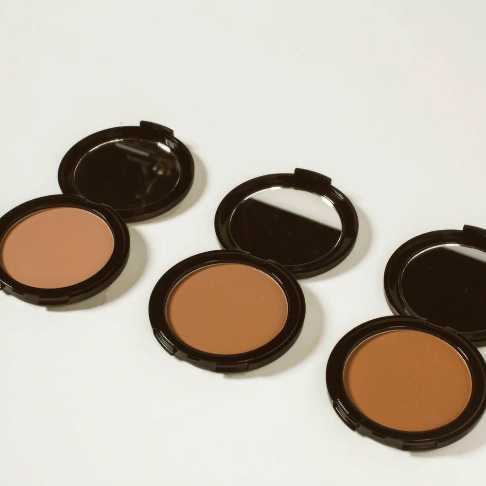 Meerdere compacte bronzers met spiegel, geopend. Verschillende poederkleuren.
