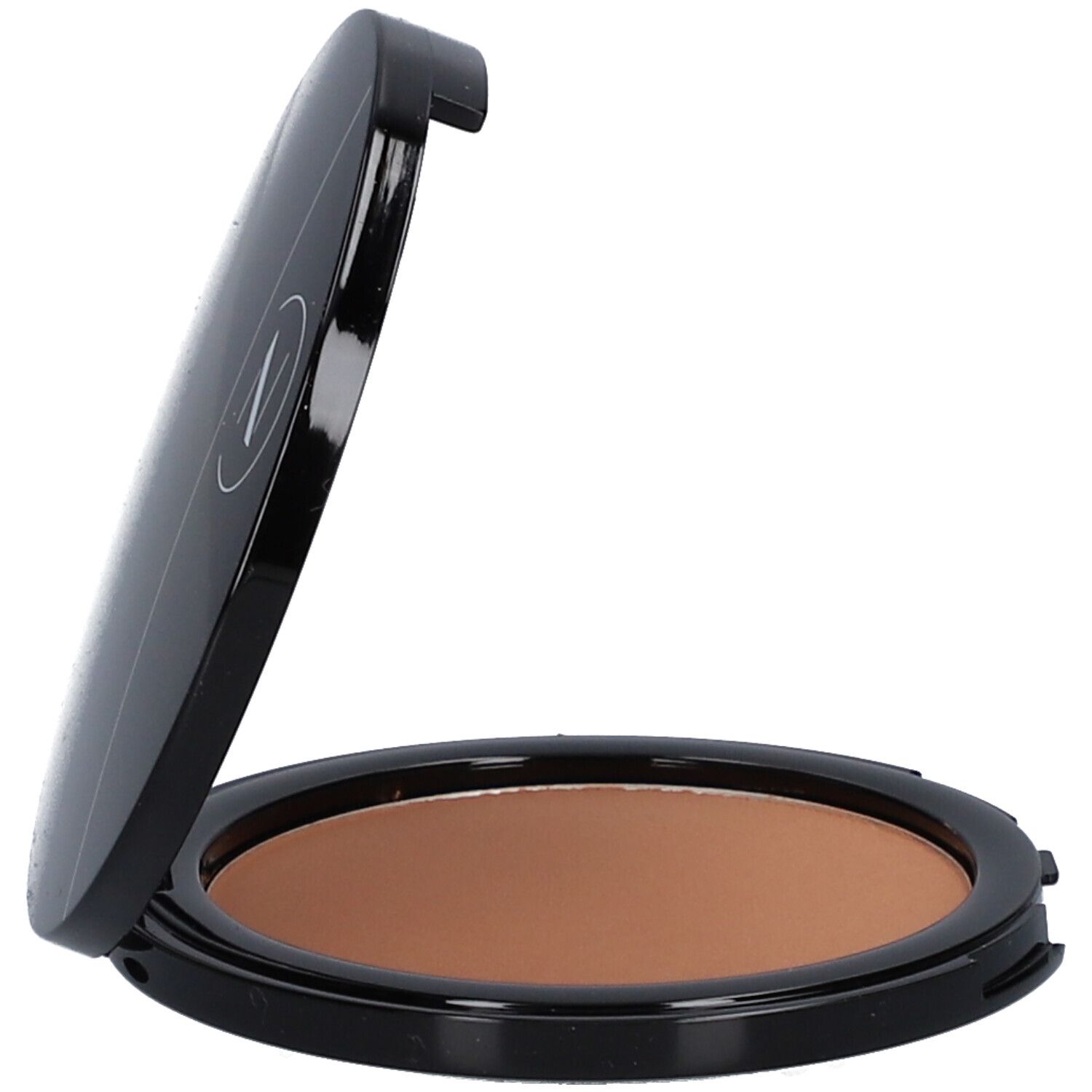 Bronzer compact ouvert. Boîtier noir avec poudre brune. Couvercle légèrement ouvert.