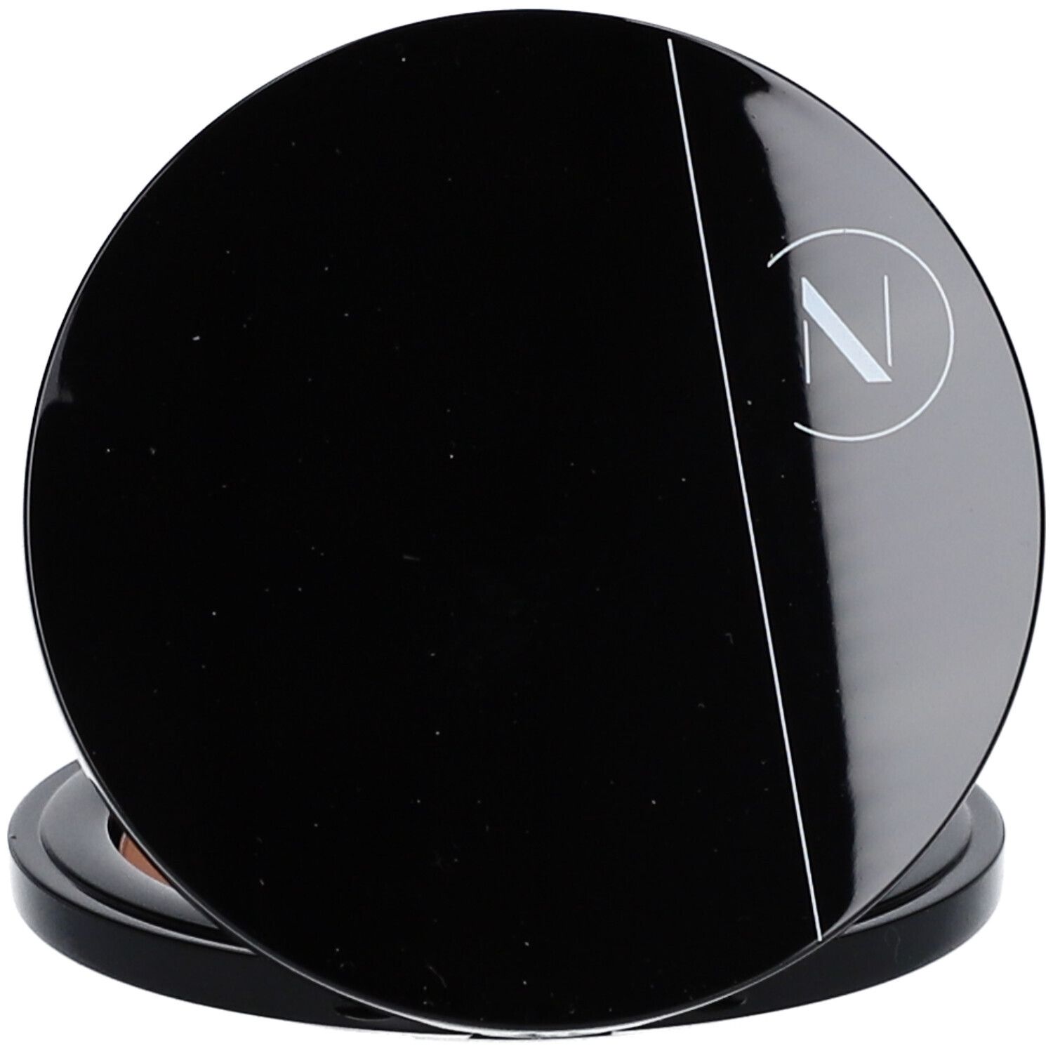 Bronzer compact fermé. Boîtier noir avec logo blanc et ligne diagonale.