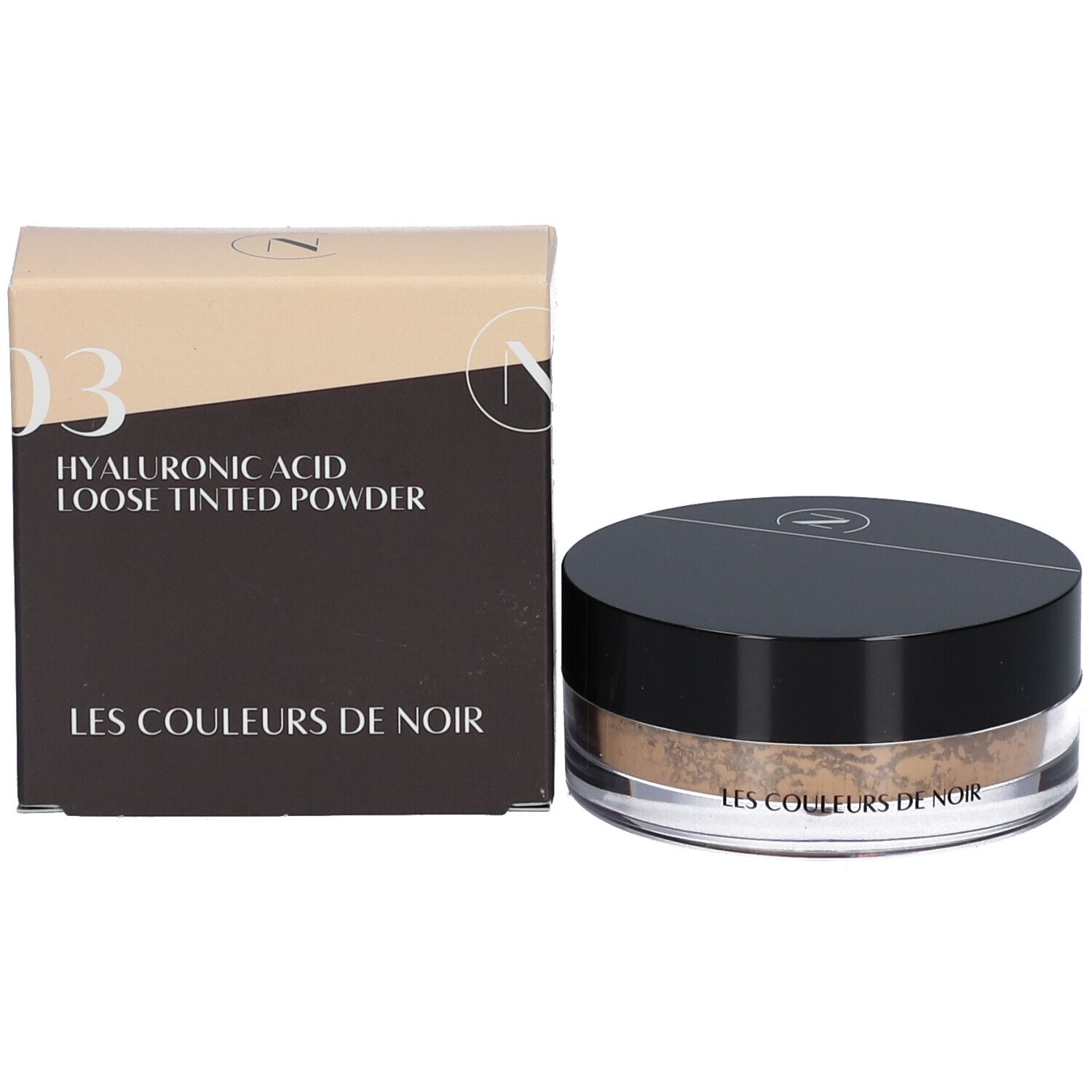 Produktverpackung mit Puderbehälter und Karton. Aufschrift: LES COULEURS DE NOIR, HYALURONIC ACID LOOSE TINTED POWDER.
