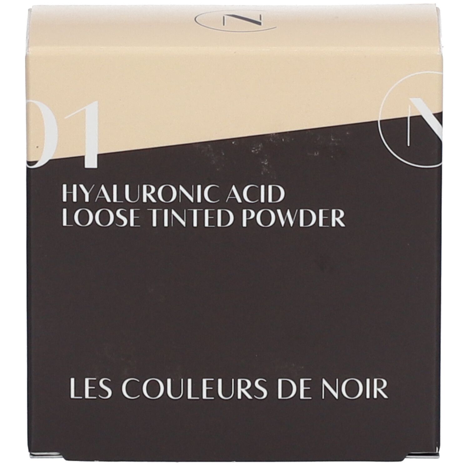 Kartonverpackung mit Aufschrift: HYALURONIC ACID LOOSE TINTED POWDER. Marke: LES COULEURS DE NOIR. Farbton: 01.