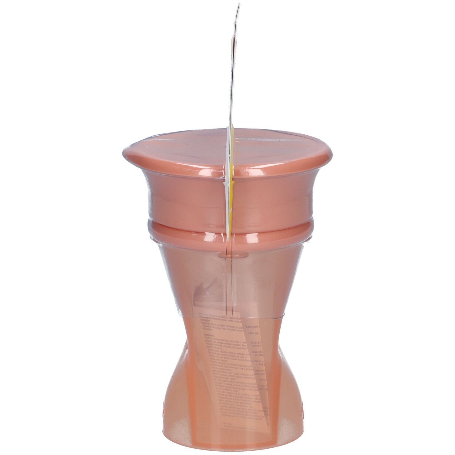 Vue latérale du gobelet avec couvercle. Gobelet transparent, couvercle rose. Emballage en arrière-plan.