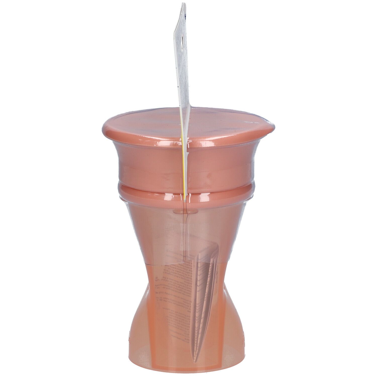 Vue latérale du gobelet avec couvercle. Gobelet transparent, couvercle rose. Emballage en arrière-plan.