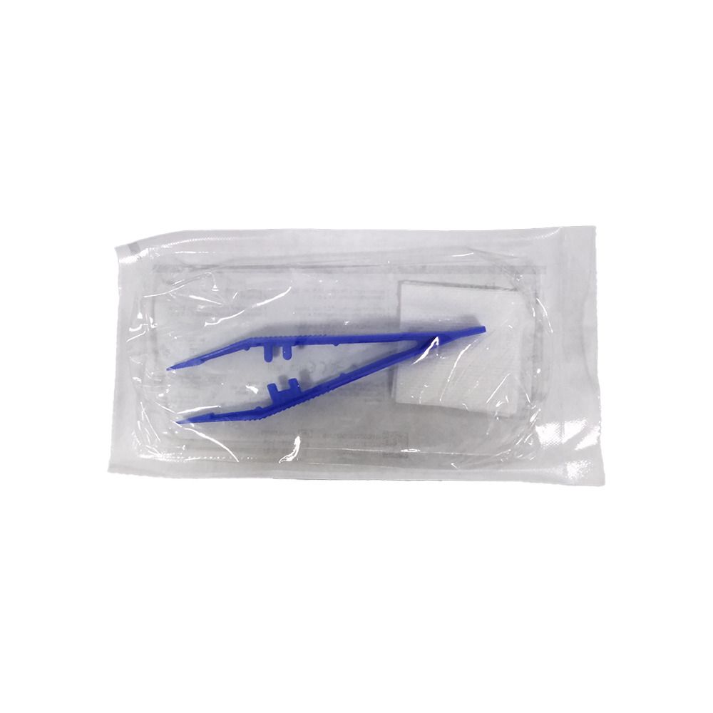 Steril verpackte blaue Kunststoffpinzette mit einem Wattepad.