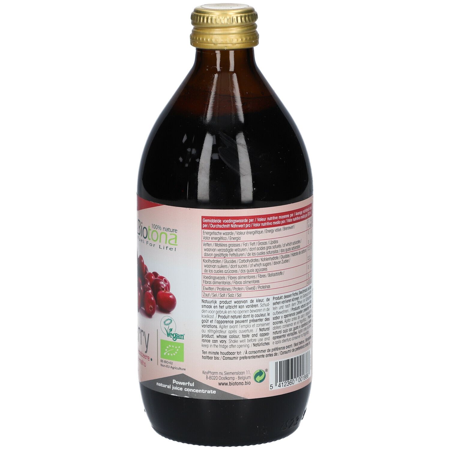 Achterkant van de bruine glazen fles met cranberrysap. Etiket met tekst en logo. 500 ml.