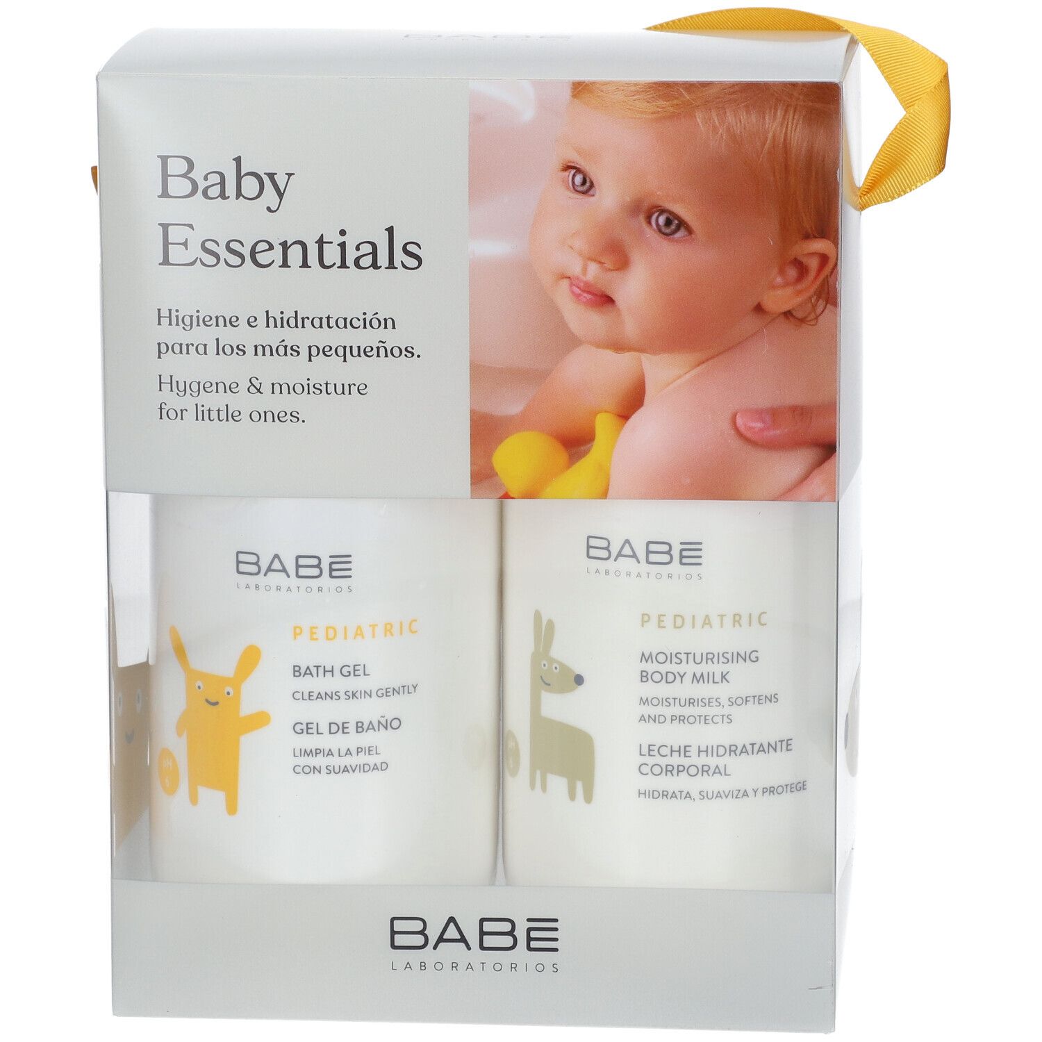 Geschenkbox mit zwei Baby-Pflegeprodukten. Aufdruck: Baby Essentials, BABÉ. Enthält Badegel und Feuchtigkeitsmilch. Baby-Foto.