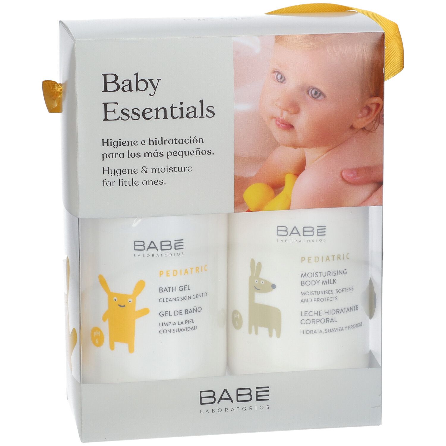 Geschenkbox mit zwei Baby-Pflegeprodukten. Aufdruck: Baby Essentials, BABÉ. Enthält Badegel und Feuchtigkeitsmilch. Baby-Foto.