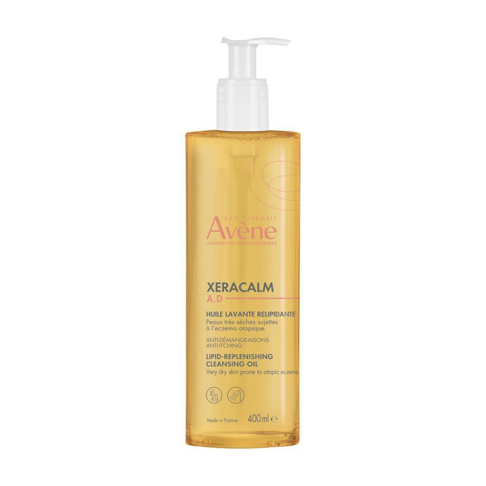 AVENE Xeracalm A.D Huile lavante relipidante. Fles met pomp. Geelachtige vloeistof. Merk en productnaam zichtbaar.