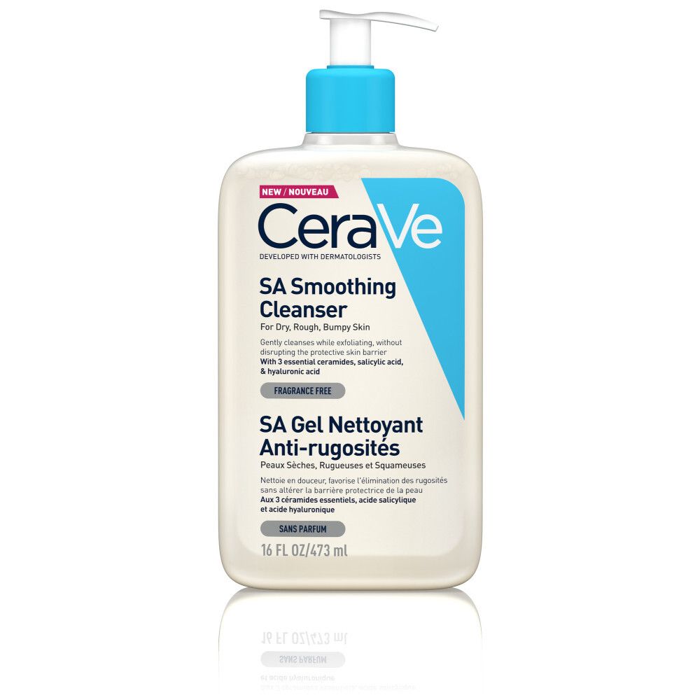 CeraVe SA Smoothing Cleanser. Witte fles met blauwe pomp. Tekst: SA Smoothing Cleanser, voor droge, ruwe huid.