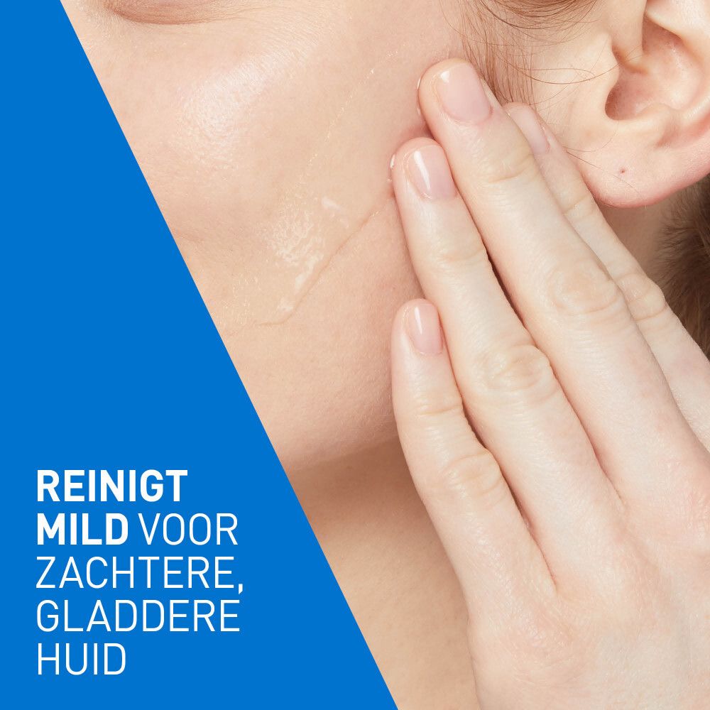 Close-up van een hand die gel op de wang aanbrengt. Tekst: Reinigt mild voor zachtere, gladdere huid.