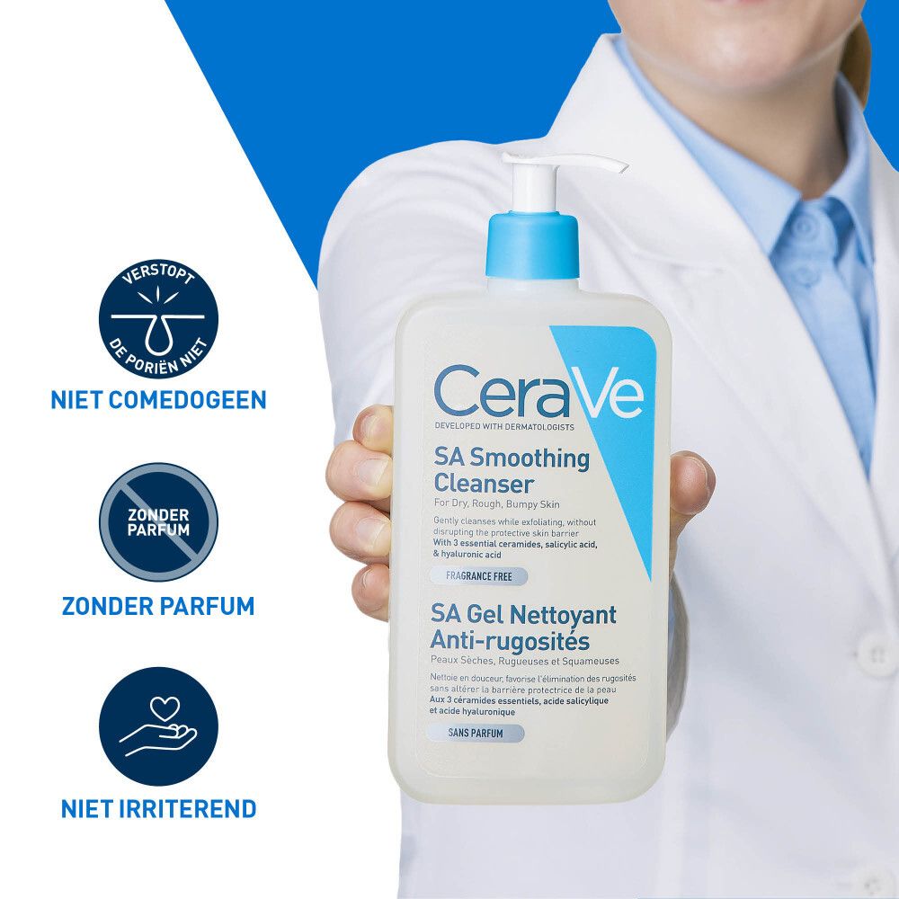 Een persoon houdt een CeraVe SA Smoothing Cleanser fles vast. Tekst: Niet comedogeen, zonder parfum, niet irriterend.