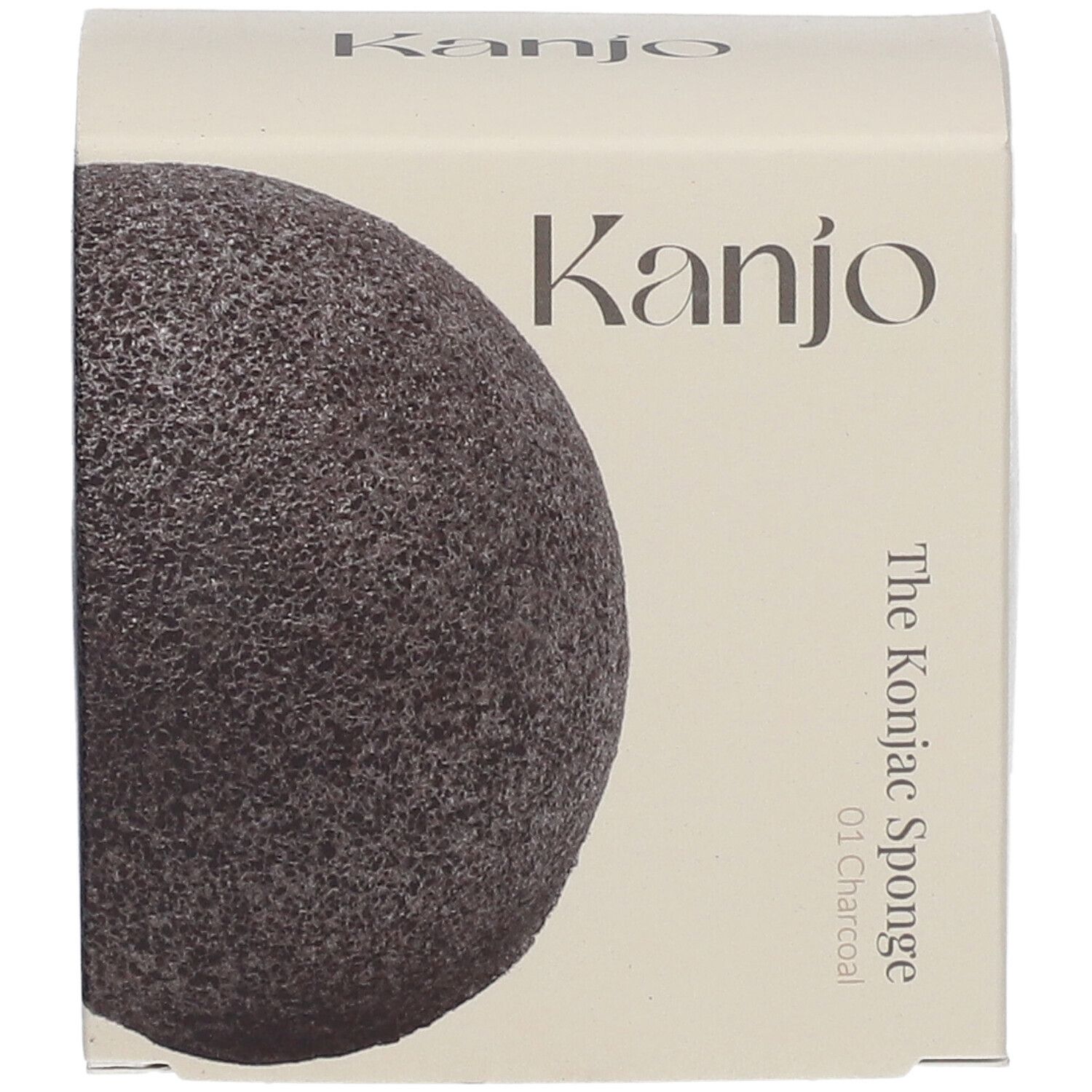 Kartonverpackung mit Konjac-Schwamm. Aufschrift: Kanjo, The Konjac Sponge 01 Charcoal. Schwamm halb sichtbar, dunkelgrau.