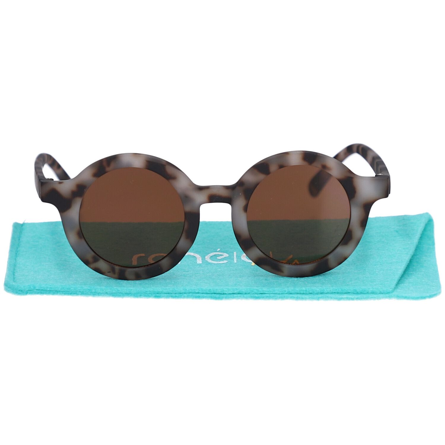 Runde Sonnenbrille mit Schildpattmuster und braunen Gläsern, auf einem blauen Tuch liegend.