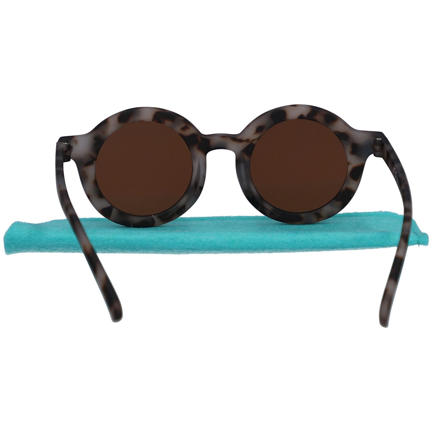 Runde Sonnenbrille mit Schildpattmuster und braunen Gläsern auf einem türkisfarbenen Tuch.