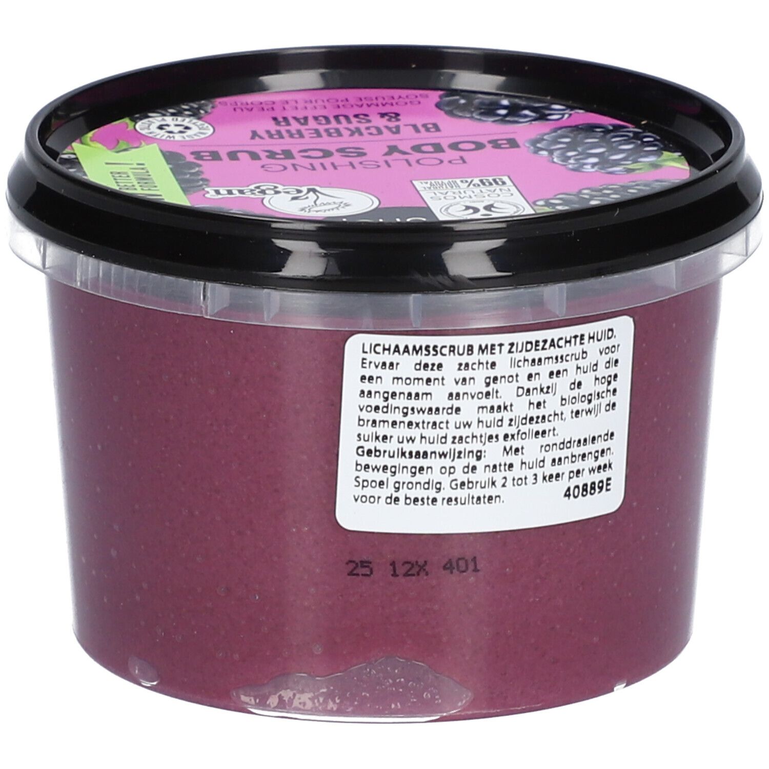 Behälter mit Körperpeeling. Aufschrift: Blackberry & Sugar, Polishing Body Scrub. Vegan, Cosmos Natural.