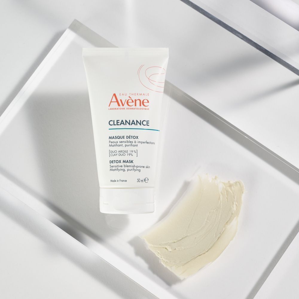 AVENE Cleanance Mask en crème textuur op wit dienblad. Tekst: Cleanance, Masque Détox.