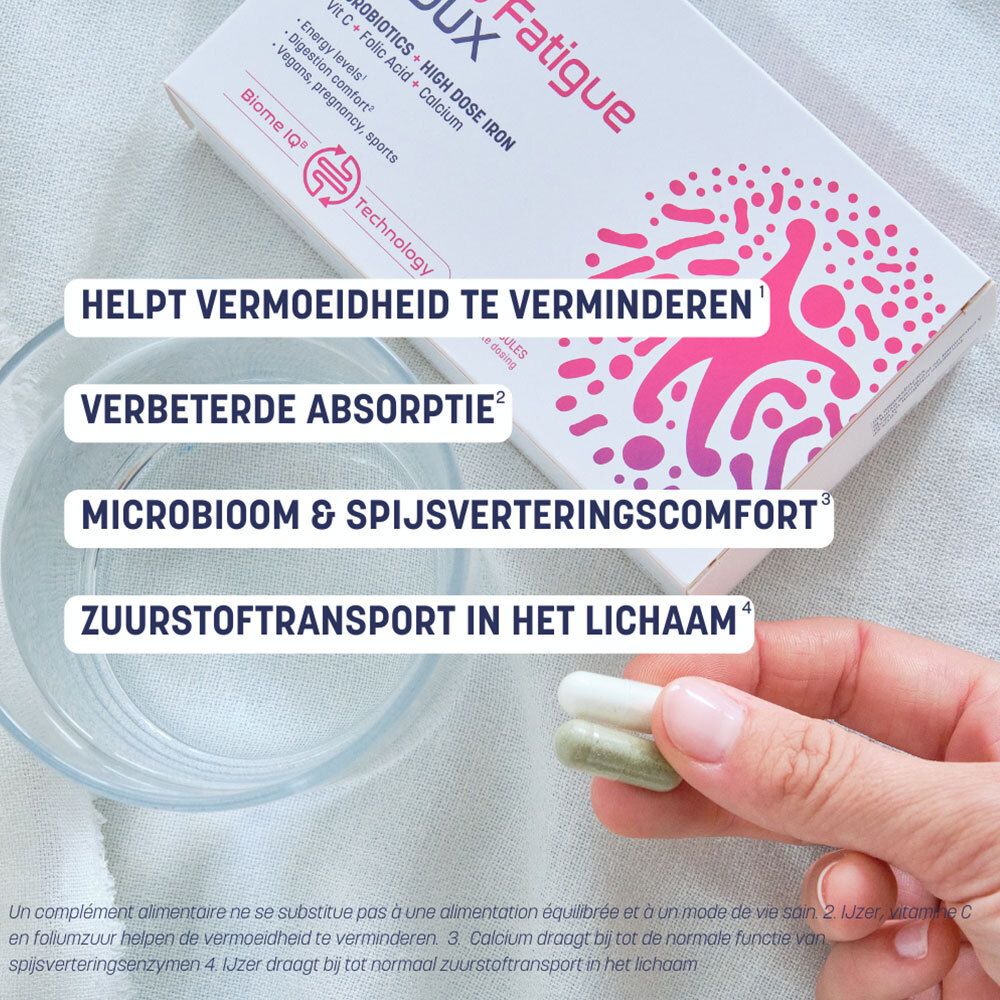 Hand met capsules, product Ferro Fatigue Redux. Tekst: vermindert vermoeidheid, betere absorptie, spijsverteringscomfort.