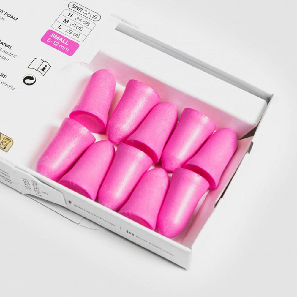 Emballage ouvert avec des bouchons d'oreille blox® roses. Sur fond blanc.
