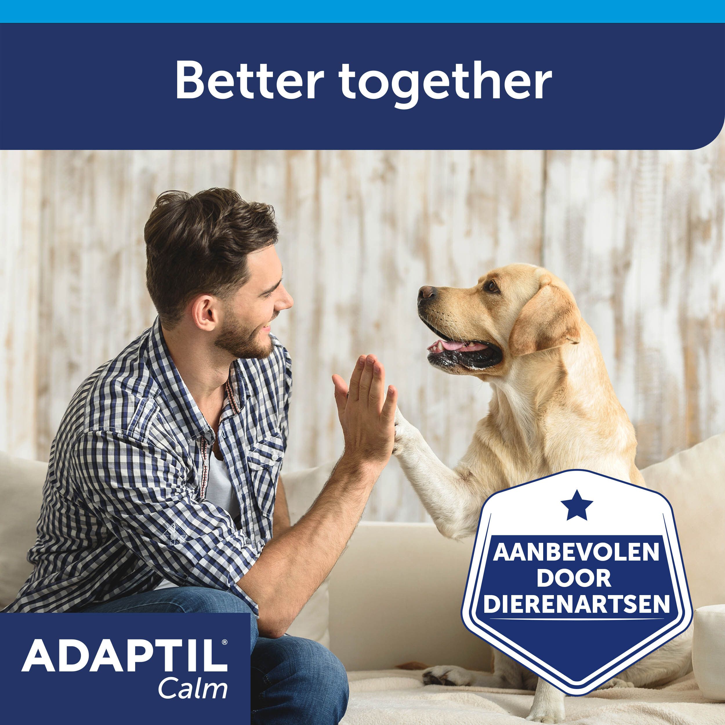 Man en hond geven high five. Tekst: Better together. ADAPTIL Calm.