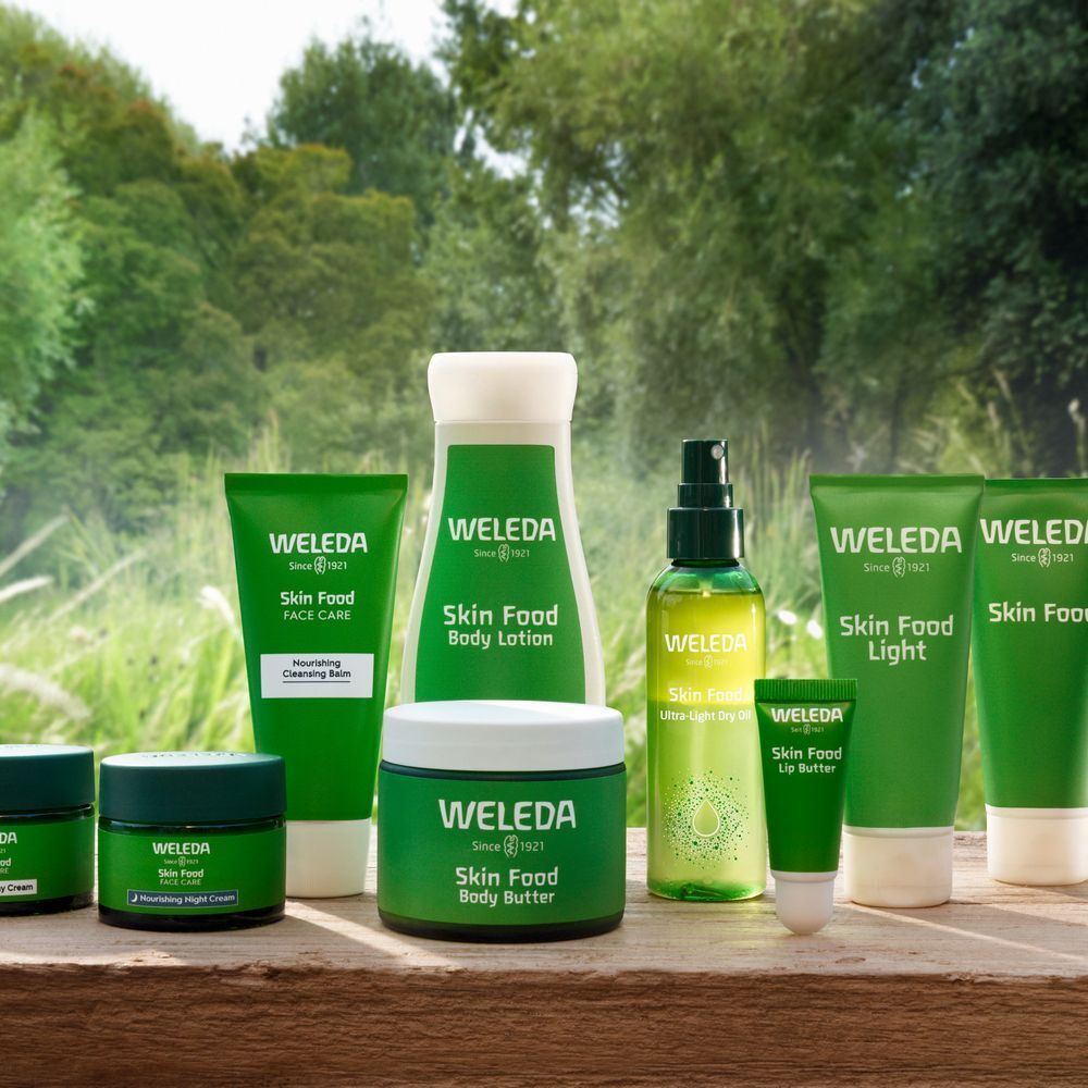 Verschiedene grüne Produkte mit WELEDA-Logo und Skin Food-Aufschrift. Enthalten Cremes, Lotionen und Öle.