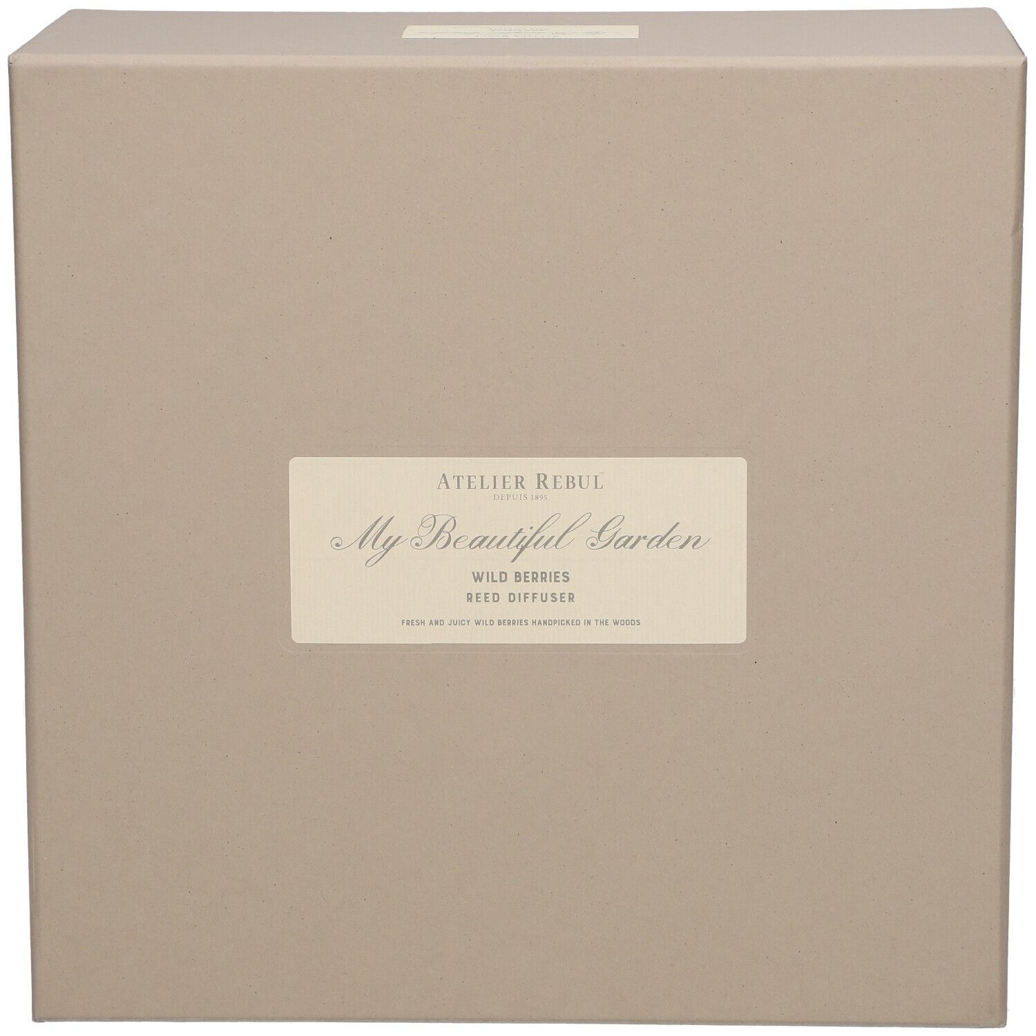 Beige Kartonverpackung. Aufkleber mit Produktnamen und Marke. ATELIER REBUL My Beautiful Garden WILD BERRIES REED DIFFUSER.