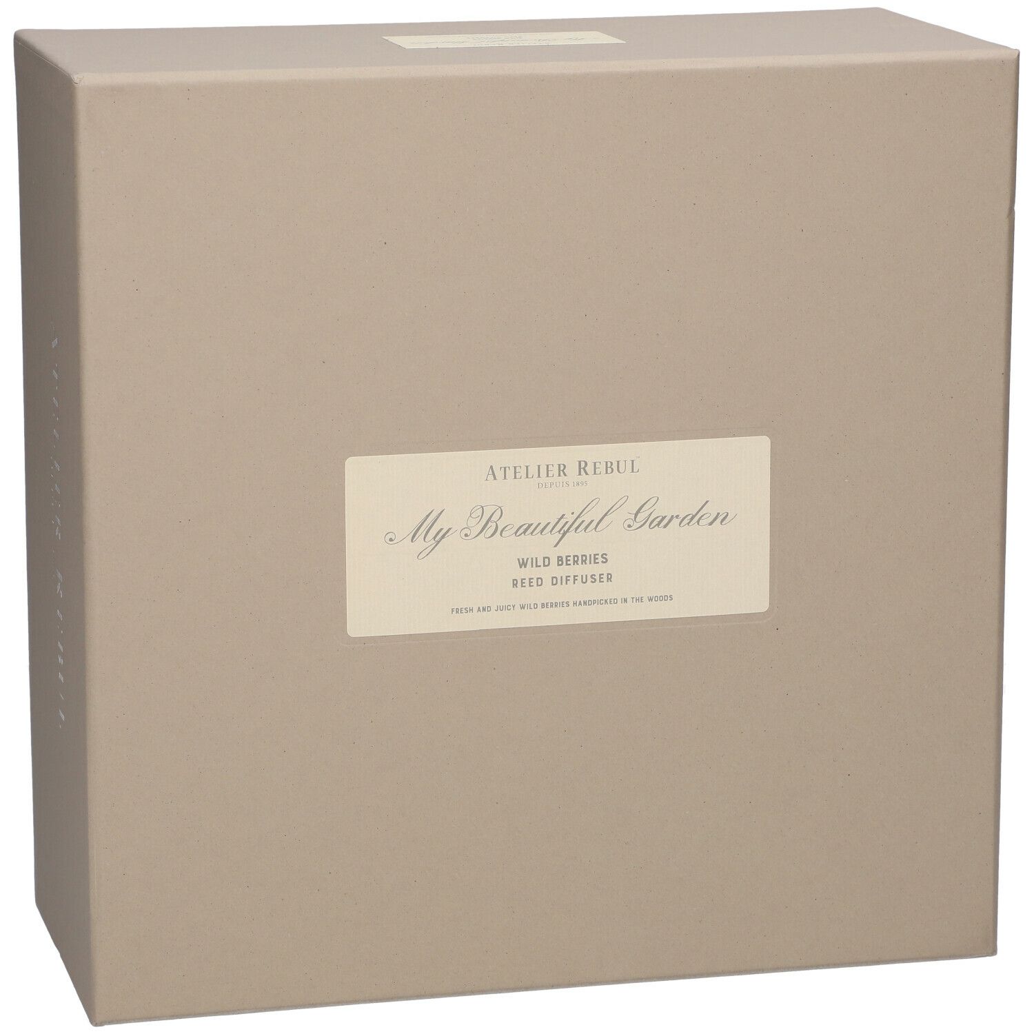 Beige Kartonverpackung. Aufkleber mit Produktnamen und Marke. ATELIER REBUL My Beautiful Garden WILD BERRIES REED DIFFUSER.