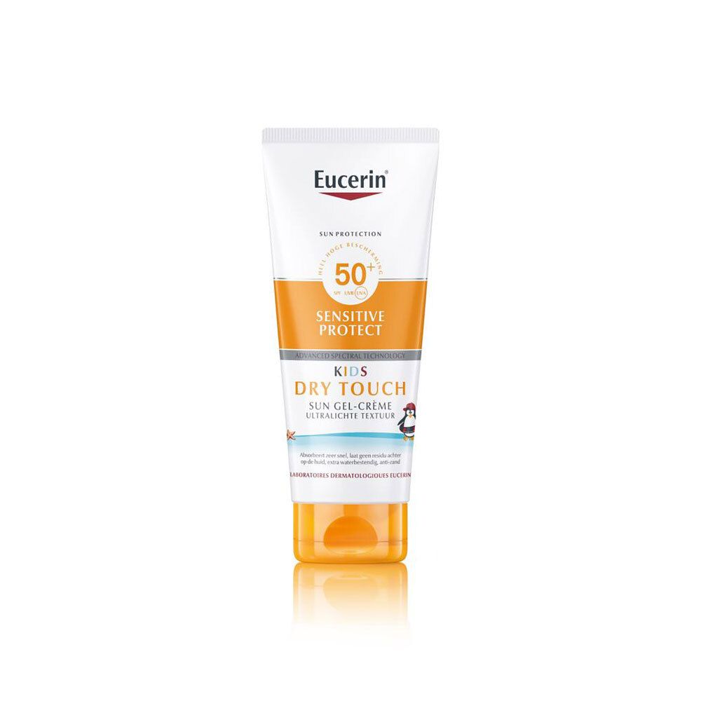 Witte en oranje tube zonnecrème. Tekst: SPF 50+, Sensitive Protect, Kids, Dry Touch. Pinguïn illustratie.