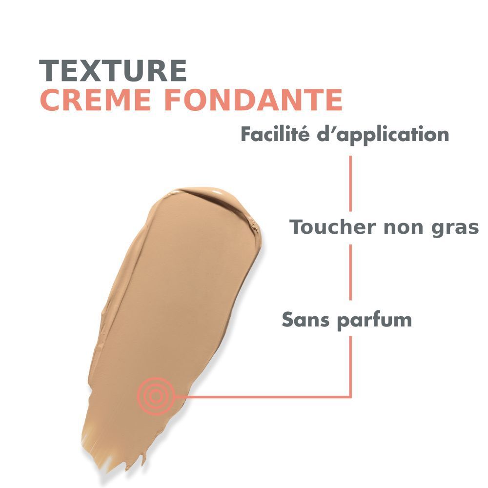 Fond de teint compact crème ouvert. Boîtier rond blanc avec maquillage brun. Couvercle avec nom et teinte.