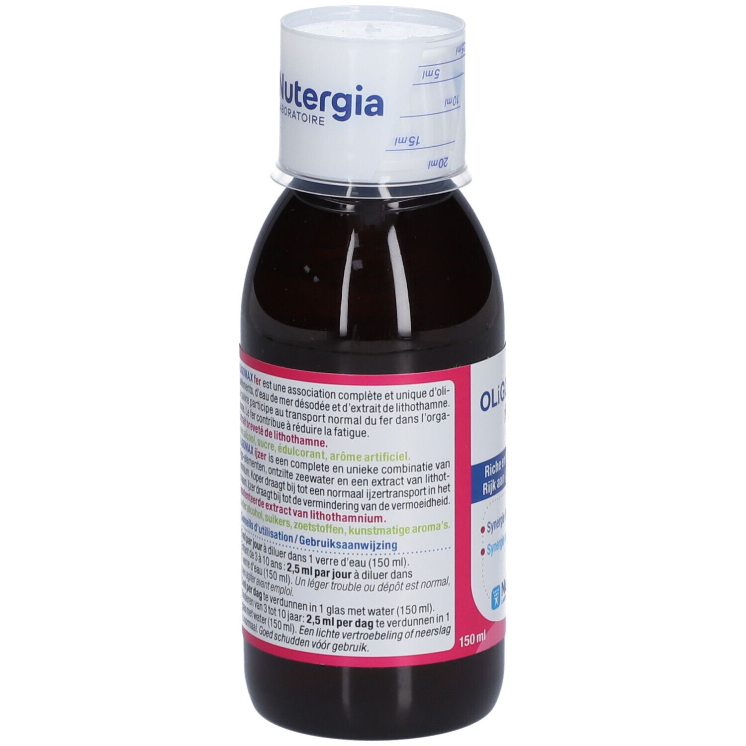 Dos d'une bouteille de liquide brun. Texte: Oligomax fer/ijzer, NUTERGIA. Mode d'emploi.