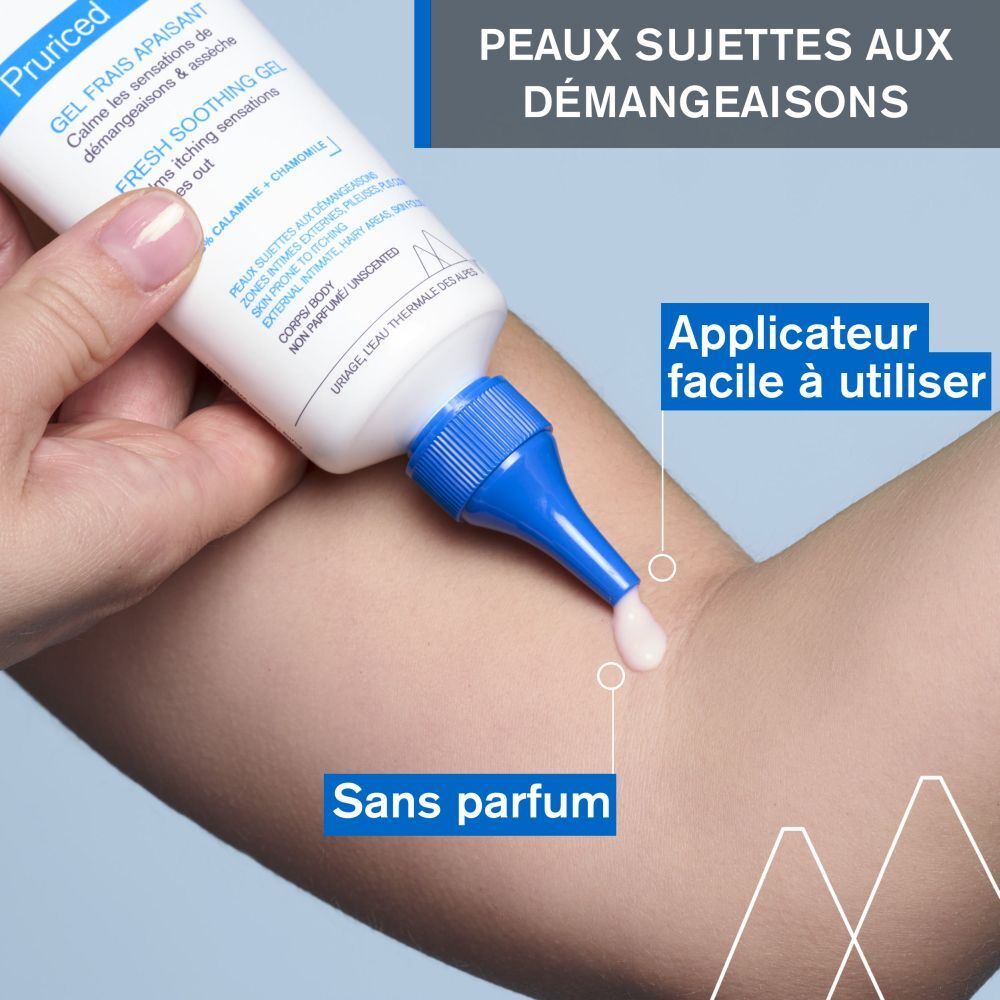 Personne applique le gel Uriage. Embout bleu. Texte: Sans parfum. Peaux sujettes aux démangeaisons. Facile à utiliser.