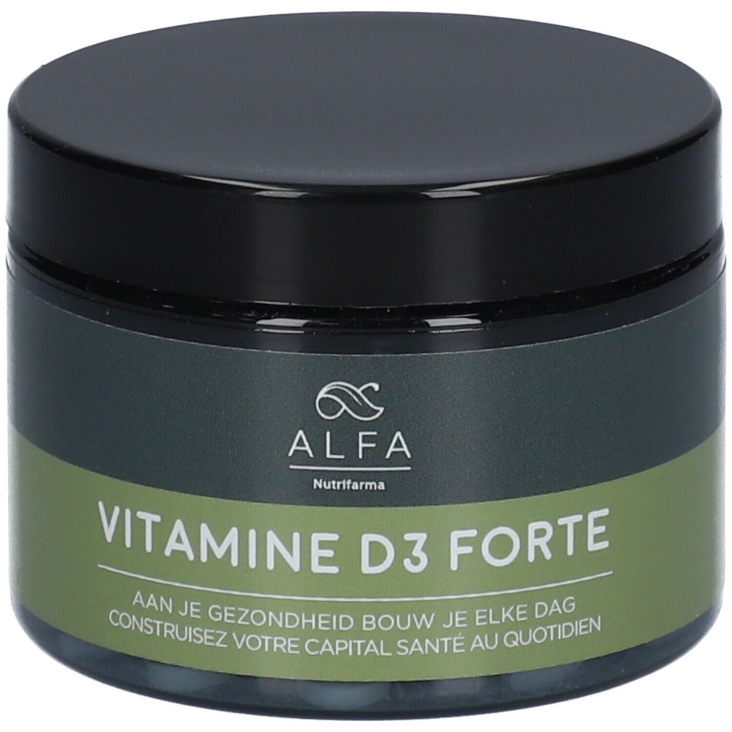 Pot avec couvercle noir. Inscription : ALFA, Vitamine D3 Forte. Fond vert-gris. Texte en néerlandais et français.