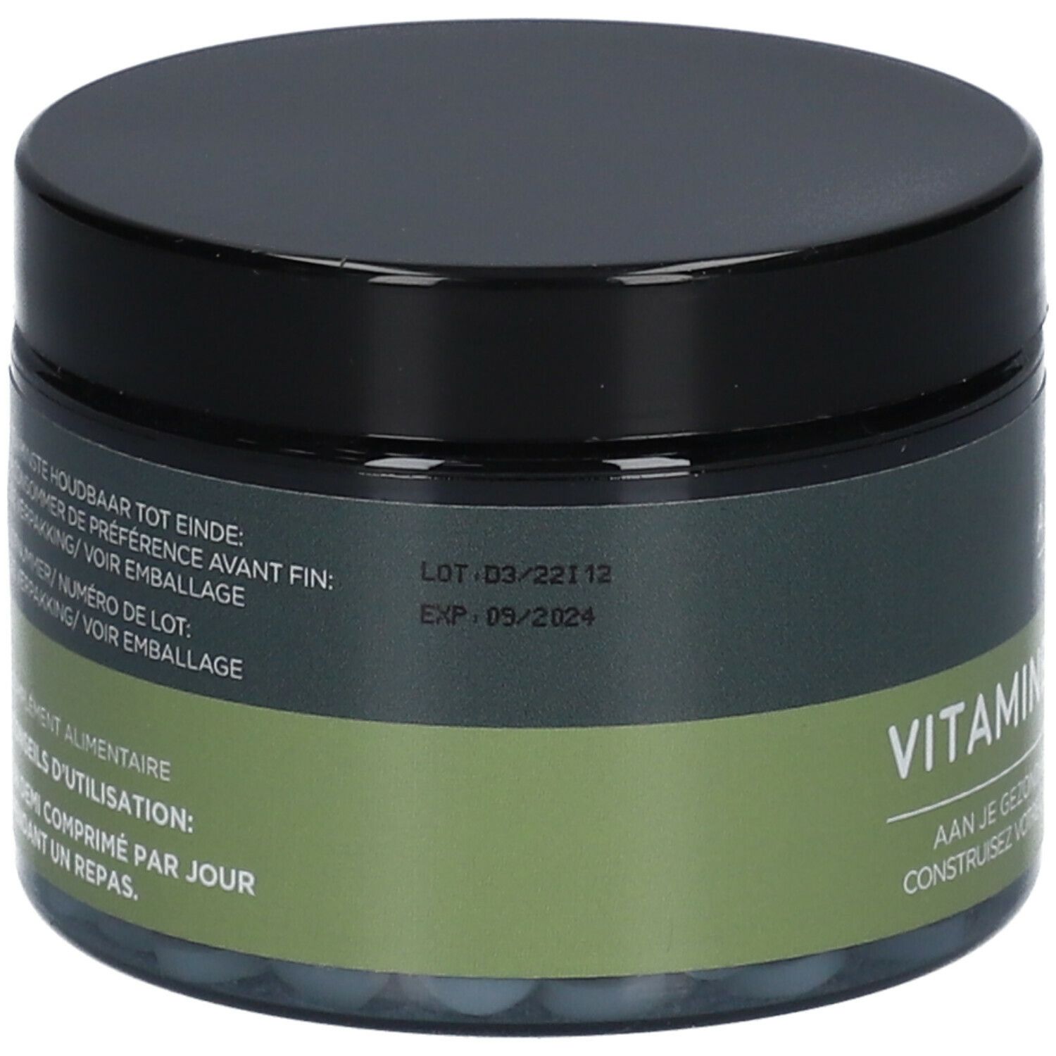 Pot avec couvercle noir. Inscription : Vitamine D3 Forte. Texte : Durée de conservation, numéro de lot, date d'expiration. Comprimés visibles.