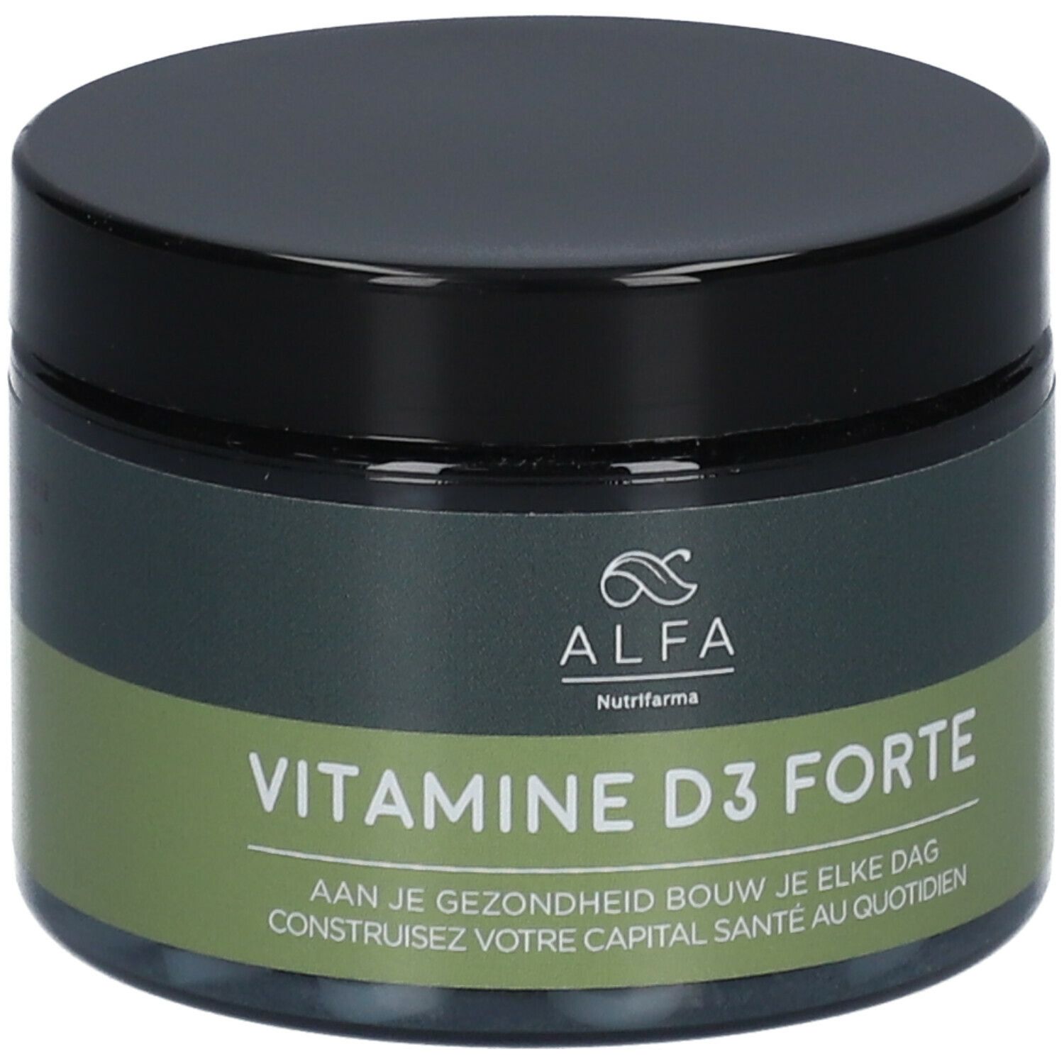 Pot avec couvercle noir. Inscription : ALFA, Vitamine D3 Forte. Fond vert-gris. Texte en néerlandais et français.