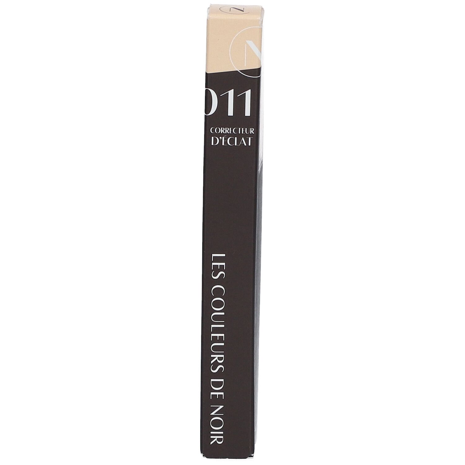 Emballage de correcteur. Noir avec texte beige. Inscription : 011, Correcteur d'Éclat, Les Couleurs de Noir.