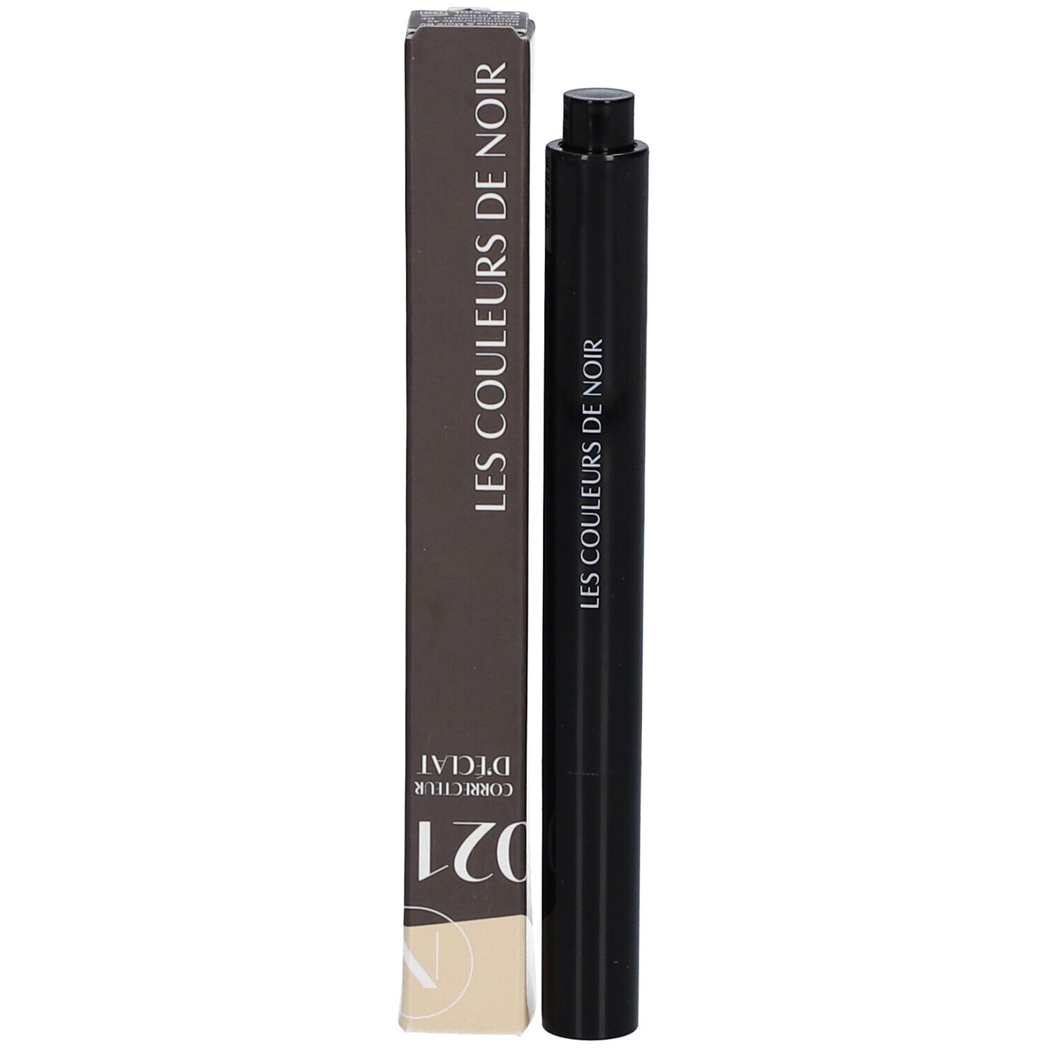 Produit et emballage. Stylo noir, emballage marron. Texte: LES COULEURS DE NOIR, CORRECTEUR D'ÉCLAT 021.