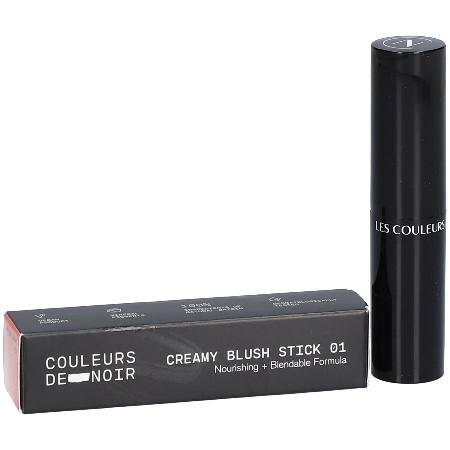 Stick de blush crémeux noir et emballage. Inscription : Creamy Blush Stick 01. Pointe rose.