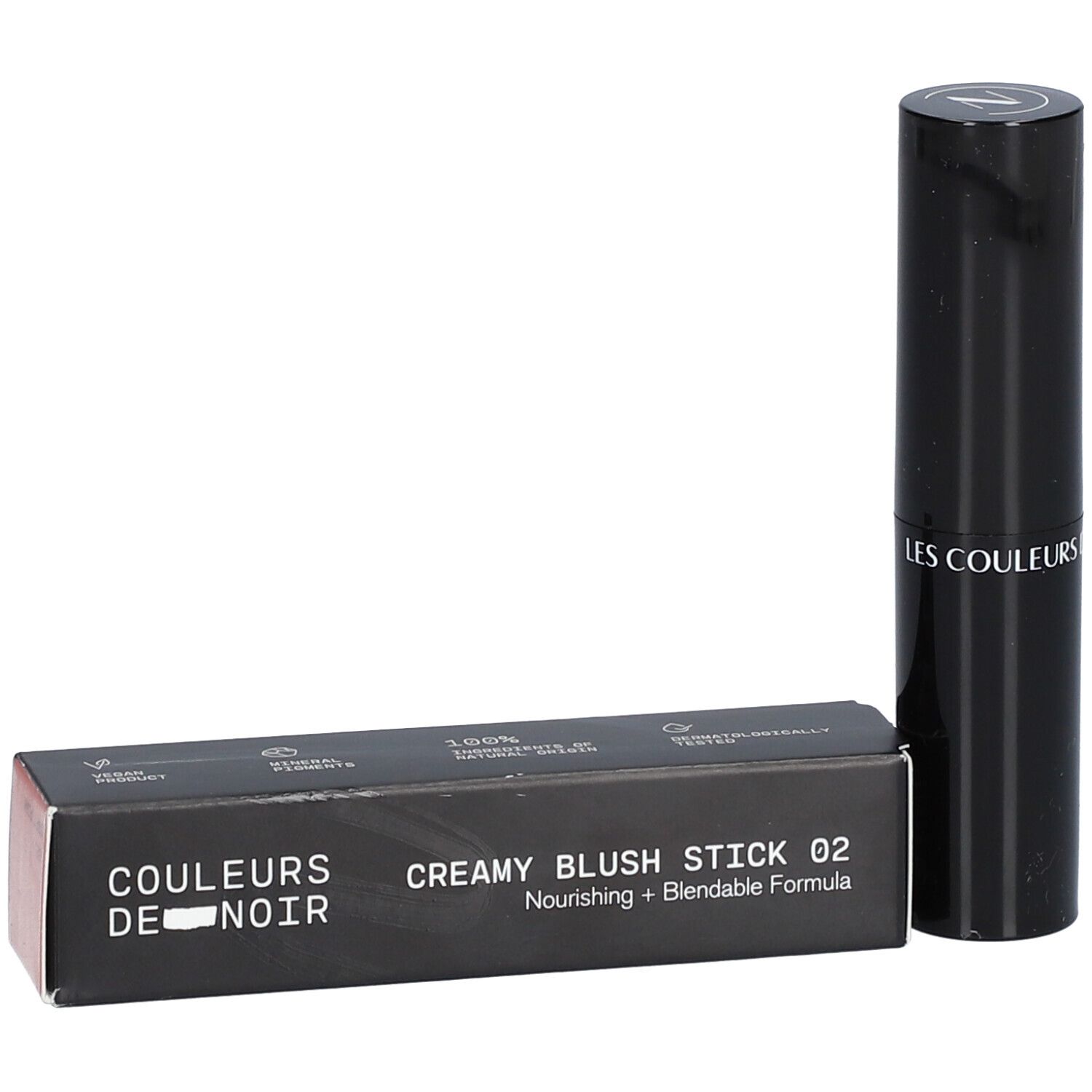 Stick de blush crémeux noir et emballage. Inscription: COULEURS DE NOIR, CREAMY BLUSH STICK 02 Soft Pink.