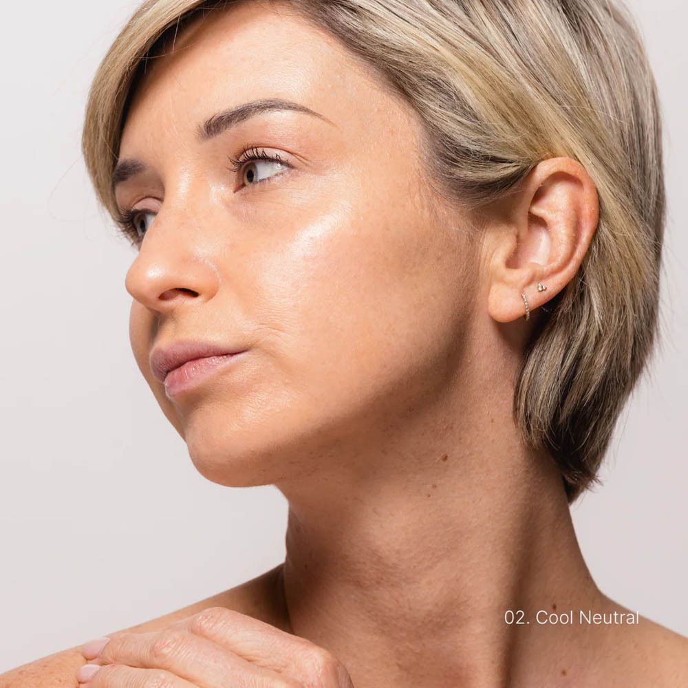 Femme avec fond de teint sur le visage. 02. Cool Neutral.