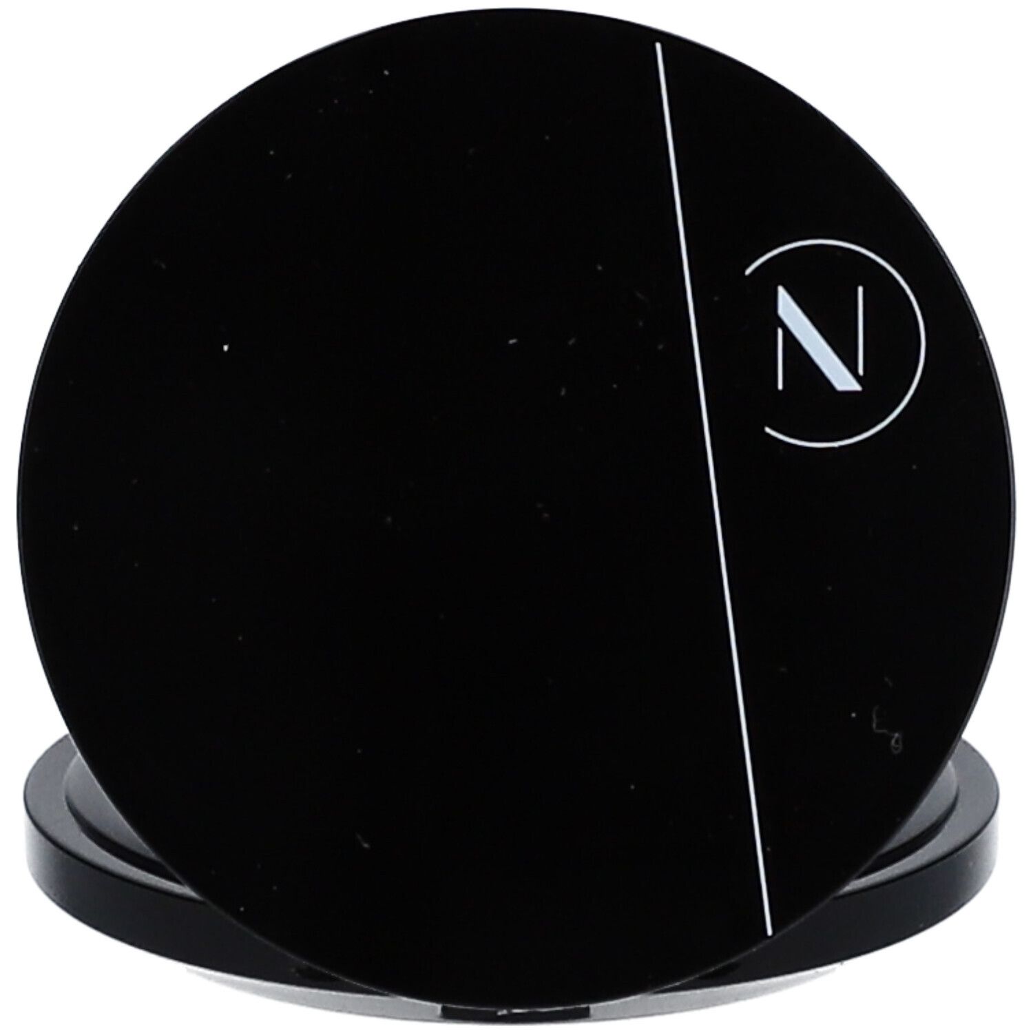 Blush compact rond noir. Couvercle fermé. Logo blanc 'N' et ligne.