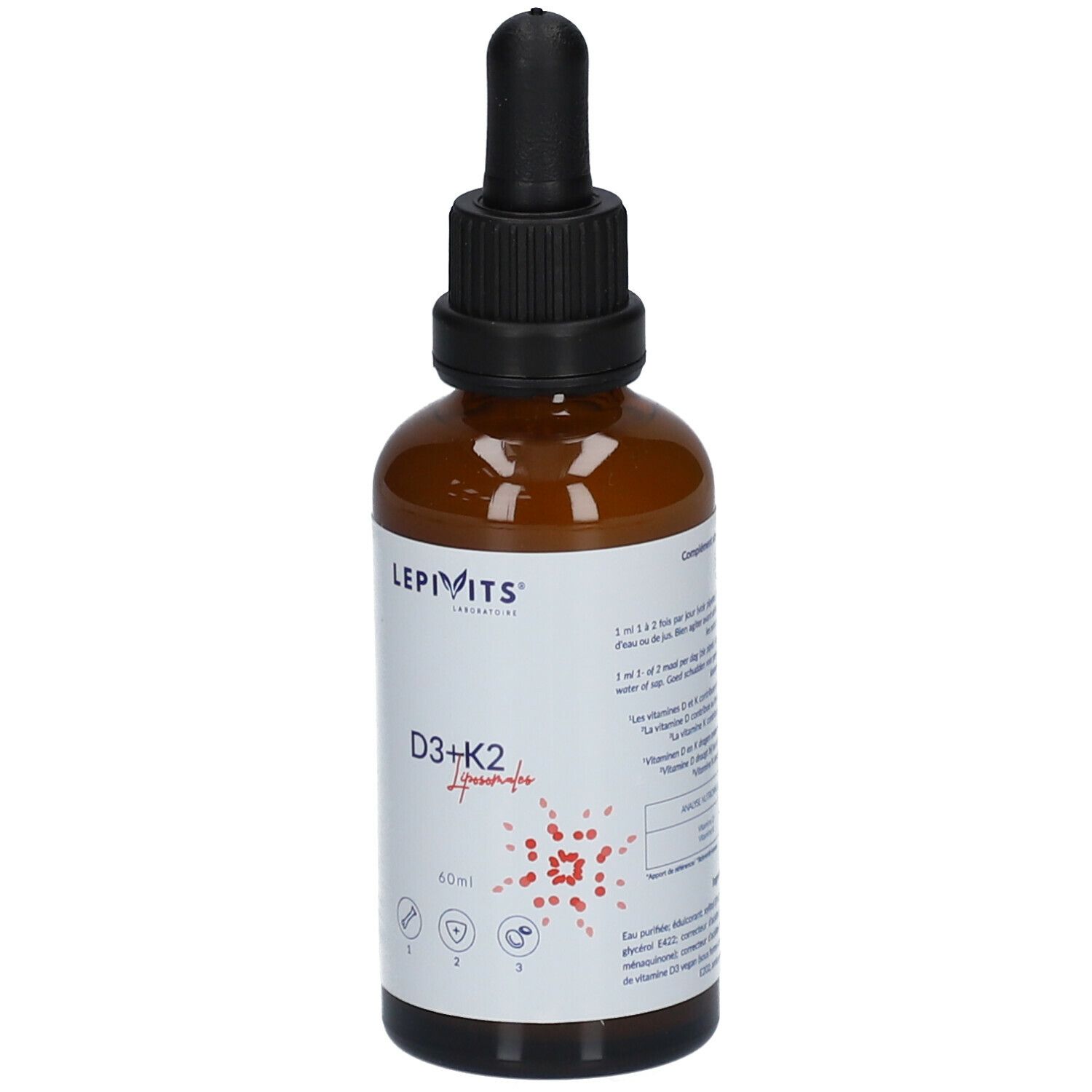 Bruine glazen fles met zwarte dop en pipet. Etiket met productinformatie en ingrediënten. LEPIVITS D3+K2 liposomaal vegan.