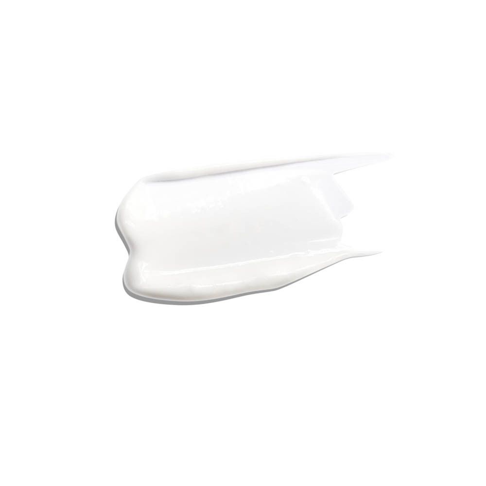 Éclaboussure de crème sur fond blanc. La crème est blanche.