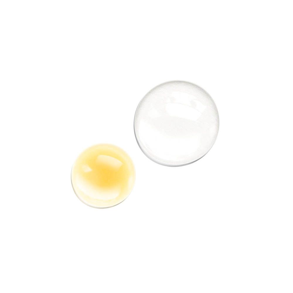 Deux gouttes de liquide, ambré et clair. Sur fond blanc.
